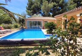 Superb Villa With 195 M2 Of Living Space On 5865m2 Of Land With Pool And Stunning Views Of The Village And The Countryside.