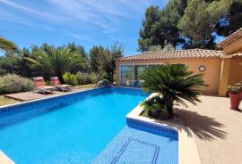 Superb Villa With 195 M2 Of Living Space On 5865m2 Of Land With Pool And Stunning Views Of The Village And The Countryside.