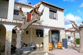 Pleasant Villa With 2 Separate Dwellings, Several Outbuildings And Garage On A 1017 M2 Plot With Lovely Views.