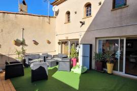 Spacious Winegrower's House With 235 M2 Of Living Space, 180 M2 Garage And 40 M2 South-Facing Terrace. Spacious Winegrower's House With 235 M2 Of Living Space, 180 M2 Garage And 40 M2 South-Facing Terrace.