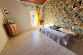 Spacious Winegrower's House With 235 M2 Of Living Space, 180 M2 Garage And 40 M2 South-Facing Terrace. Spacious Winegrower's House With 235 M2 Of Living Space, 180 M2 Garage And 40 M2 South-Facing Terrace.