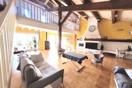 Spacious Winegrower's House With 235 M2 Of Living Space, 180 M2 Garage And 40 M2 South-Facing Terrace. Spacious Winegrower's House With 235 M2 Of Living Space, 180 M2 Garage And 40 M2 South-Facing Terrace.