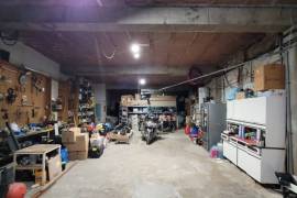 Spacious Winegrower's House With 235 M2 Of Living Space, 180 M2 Garage And 40 M2 South-Facing Terrace. Spacious Winegrower's House With 235 M2 Of Living Space, 180 M2 Garage And 40 M2 South-Facing Terrace.