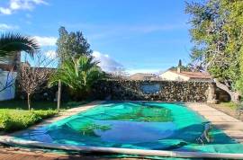 Impressive Maison De Maitre Offering 7 Bedrooms, 4 Bathrooms, A Garage, 2 Courtyards And A Garden With Swimming Pool. Rare Impressive Maison De Maitre Offering 7 Bedrooms, 4 Bathrooms, A Garage, 2 Courtyards And A Garden With Swimming Pool. Rare