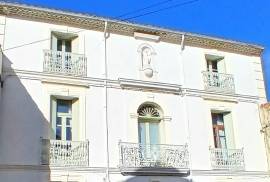 Impressive Maison De Maitre Offering 7 Bedrooms, 4 Bathrooms, A Garage, 2 Courtyards And A Garden With Swimming Pool. Rare Impressive Maison De Maitre Offering 7 Bedrooms, 4 Bathrooms, A Garage, 2 Courtyards And A Garden With Swimming Pool. Rare