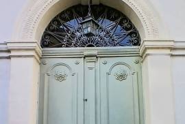 Impressive Maison De Maitre Offering 7 Bedrooms, 4 Bathrooms, A Garage, 2 Courtyards And A Garden With Swimming Pool. Rare Impressive Maison De Maitre Offering 7 Bedrooms, 4 Bathrooms, A Garage, 2 Courtyards And A Garden With Swimming Pool. Rare