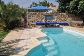 Impressive Maison De Maitre Offering 7 Bedrooms, 4 Bathrooms, A Garage, 2 Courtyards And A Garden With Swimming Pool. Rare Impressive Maison De Maitre Offering 7 Bedrooms, 4 Bathrooms, A Garage, 2 Courtyards And A Garden With Swimming Pool. Rare