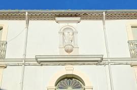 Impressive Maison De Maitre Offering 7 Bedrooms, 4 Bathrooms, A Garage, 2 Courtyards And A Garden With Swimming Pool. Rare Impressive Maison De Maitre Offering 7 Bedrooms, 4 Bathrooms, A Garage, 2 Courtyards And A Garden With Swimming Pool. Rare