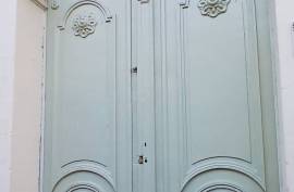 Impressive Maison De Maitre Offering 7 Bedrooms, 4 Bathrooms, A Garage, 2 Courtyards And A Garden With Swimming Pool. Rare Impressive Maison De Maitre Offering 7 Bedrooms, 4 Bathrooms, A Garage, 2 Courtyards And A Garden With Swimming Pool. Rare