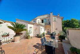Exceptional Furnished Character House With 300 M2 Of Living Space On The Canal Du Midi.