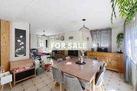 Delightful Cottage Style Property in Popular Village Delightful Cottage Style Property in Popular Village