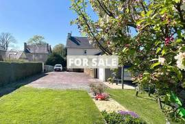 Delightful Cottage Style Property in Popular Village Delightful Cottage Style Property in Popular Village