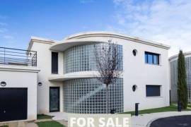 Beautiful New Detached Vila with Garden