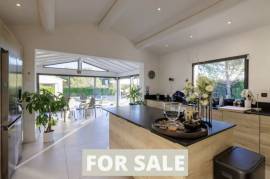 Detached Villa with Infinity Swimming Pool