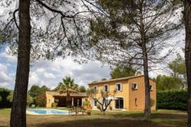 Detached Villa with Swimming Pool