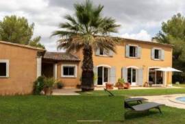 Detached Villa with Swimming Pool