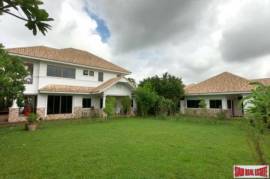 Attractive, Classic-style Residence With A Private Large Garden In A Peaceful Neighbourhood Close To Chiang Mai City.