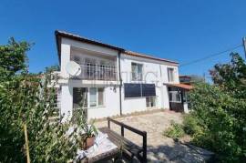 Casa de dos plantas en venta | A 34 km de Sunny Beach