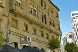 EDIFICIO DE PIEDRA DE TRES ALTURAS