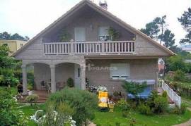 Chalet independiente en granito rosa -Porriño.