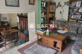 Maison atypique avec un grenier pouvant devenir un agrandissement ou une dépendance.