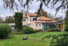 Bel espace en pelouse, plan d'eau, Piscine, Sauna, Spa