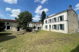 Maison charentaise avec 2 gîtes et dépendances sur 1,5 hectare de terrain