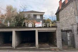 Maison en très bon état avec 4 garages