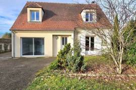 Une maison entretenue avec une vie de plain-pied, 4 chambres, grand garage et jardin.