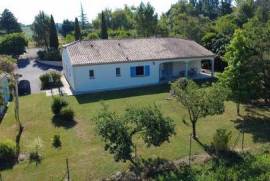 Maison familiale de plain-pied avec piscine et grand terrain à Laplume