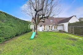 Maison familiale avec 6 chambres, terrain de 548 m2, garage plus 5 places de parking.