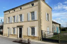 Superbe grande maison de village avec dépendances et grand jardin