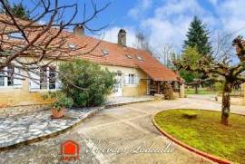 Maison d'habitation avec deux gîtes sur 4700 m2 de terrain arboré