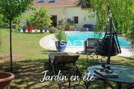 Maison individuelle de 175 m2 avec 5 chambres sur un terrain de 785 m2, garage, salle de jeux