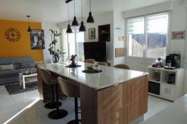 SUPERBE APPARTEMENT ENTIEREMENT RENOVE AVEC VUE JARDIN