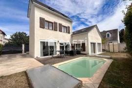 CONFLANS STE HONORINE, maison avec piscine idéalement située !!