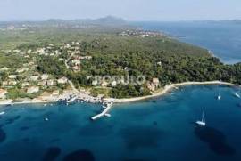 BUILDING LAND OF 702 M², WITH A BUILDING PERMIT CURRENTLY IN THE PROCESS OF BEING OBTAINED – MULINE, ISLAND OF UGLJAN