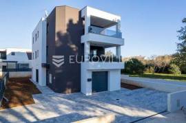 Medulin: Two-bedroom apartment with garden in new building