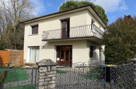 Charming Townhouse with 3 Bedrooms and Enclosed Garden in Ruffec - €143225