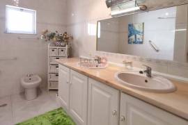 A house with many possibilities!!