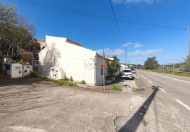 A house with many possibilities!!