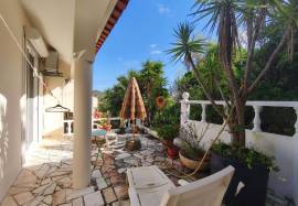 A house with many possibilities!!