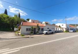 A house with many possibilities!!