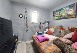 A house with many possibilities!!