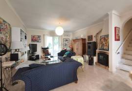 A house with many possibilities!!