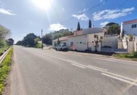 A house with many possibilities!!