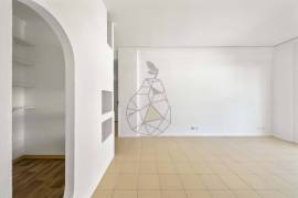 Fantastic renovated, spacious and bright 2+1 bedroom apartment next to the riverside of Portimão