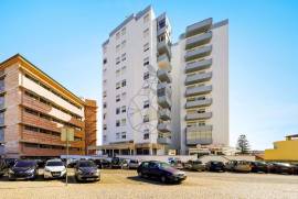 Fantastic renovated, spacious and bright 2+1 bedroom apartment next to the riverside of Portimão