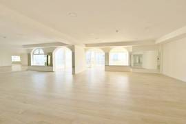 Loja com 250m2 e Vista Mar em São Pedro do Estoril