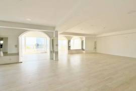 Loja com 250m2 e Vista Mar em São Pedro do Estoril